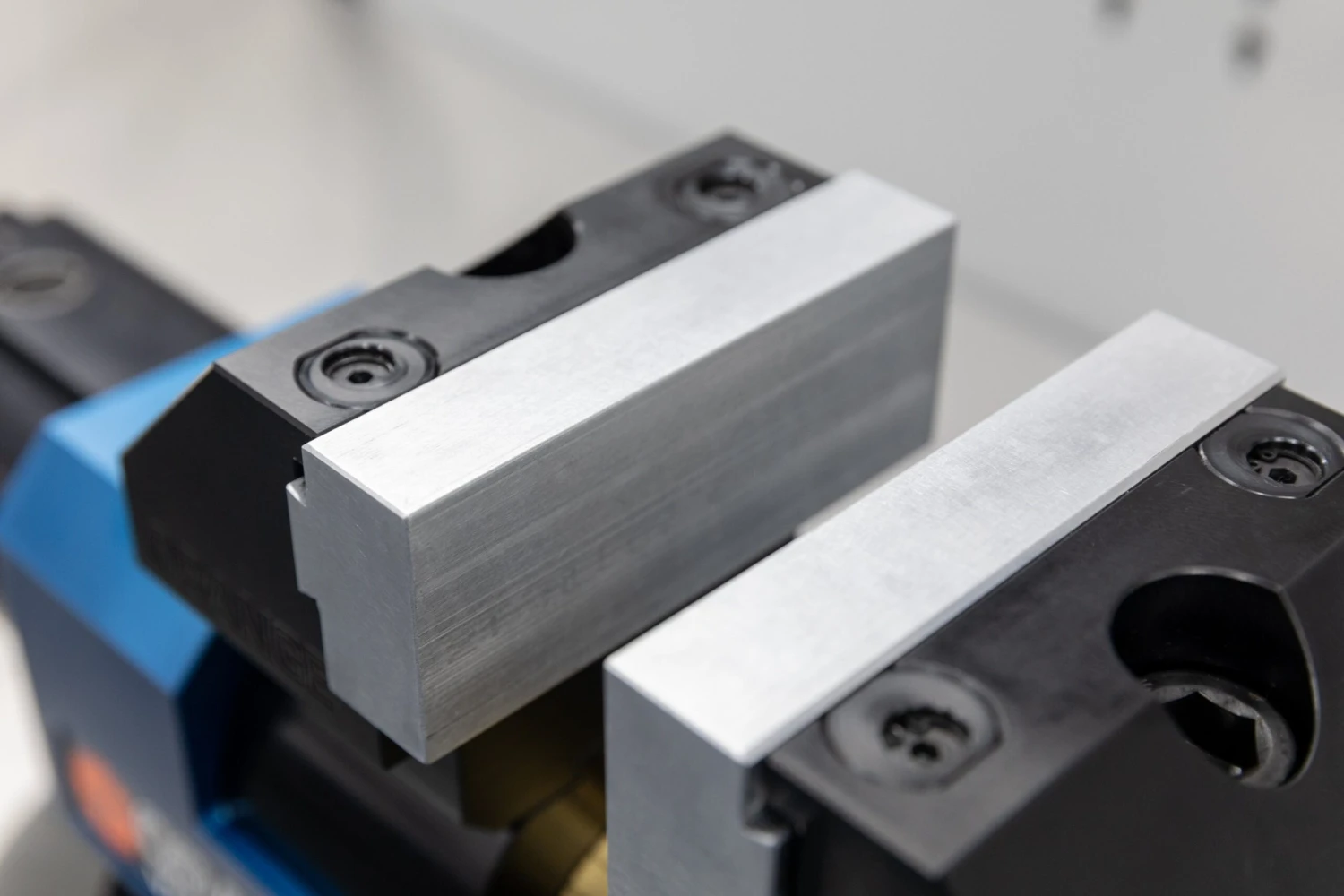 Orange Bench Vise - Obsessed Garage Edition Orange Bench Vise - Obsessed Garage Edition -Home Tool Store OrangeVise 8 scaled